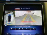 【全方位型モニター】クルマを上空から見下ろしているかのように、直感的に周囲の状況を把握できる全方位型モニター。狭い場所での駐車でも周囲が映像で確認できます。