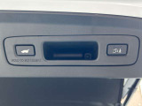 ハンズフリーアクセスパワーテールゲートを装備!予約クローズ機能を使えば、ボタンを押して立ち去るだけで閉扉できます♪