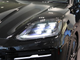 LEDマトリックスヘッドライトは、カメラによる先行車および対向車検知、メインビームコーンの個別セグメントをインテリジェントに 常に調光。 ドライバーの眩惑を避けるための交通標識部分は減光させます。