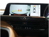 パノラミックビューモニター装備!トップビュー&フロントビュー・車両に取り付けたフロント、サイド、バックカメラの映像を合成して画面上に表示させることで、低速時の運転を補助する装置です。