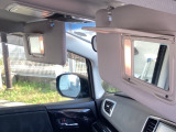 サンバイザーには、身だしなみを整える際に便利なバニティミラーが付いています。