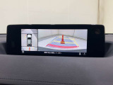 360&deg;ビューモニターでは、両サイドとフロント、バックカメラの合成で、あたかも上空から見下ろした様に周囲を確認して頂けます。駐車場だけでなく、T字路等でも活躍のアイテムです。