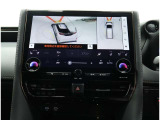 サイドクリアランスビュー表示中に、旋回時の運転操作に合わせて自動で車両を斜め後方から見たような映像を表示。