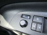 駐車時や狭い道でのすれ違い時に気を使うミラー。電動格納式ドアミラーはそんな時に便利です。