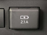 2.1A充電がついています。