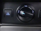4WDシステムの切替も簡単です。オフロードや雪道などの滑りやすい路面でも安心して走行できます。