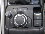 マツダコネクトを操作するコマンダーコントロールです。運転中に自然と手の触れる位置に配置されています。