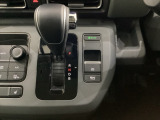 「e:HEV」は、モーター走行を中心にしながら電気エネルギーやエンジン動力を最も効率よく使い分けることができる賢いハイブリッドシステムです。サイドブレーキはスイッチ操作の電子制御パーキングブレーキです