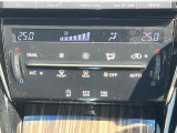 【左右独立型フルオートエアコン】運転席と助手席でそれぞれお好みの温度に設定可能。同乗者にも配慮した、快適な空調をお届け致します。