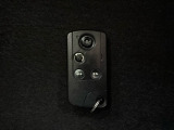 【スマートキー】持っているだけでエンジン始動や、ドアロックの開閉まで出来ちゃう賢く便利なスマートキーを装備!イモビライザーでセキュリティー対策もOK!