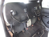 座面を跳ね上げれば、後席が背の高い空間に。アイデア次第で使い方が広がります。
