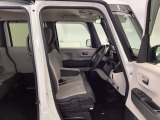 【ベンチシート】運転席と助手席の移動もスムーズ!狭い駐車場での乗り降りや、お子様の乗り降りにも便利です。座席の間にコンソールボックスやドリンクホルダーがないため、車内空間が広く感じます。