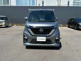 日産のブランドを象徴するVモーショングリルです。