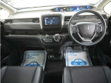 運転にかかわる様々な操作を安全に行えるように視点移動が少なく、操作性に配慮されたスイッチ類が凝縮されたコクピットです。