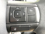 【車線逸脱警報】道路上の白(黄)線を認識し、意図せず走行中の車線からはみ出しそうになった時、メーター内の警告灯とブザーで注意喚起してくれる安心・安全機能です♪