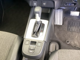 シンプルでとても使いやすいフロアシフトに、パーキングブレーキは電子制御パーキングブレーキです。