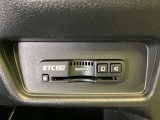 ハンドルの右下にETC2.0がついています。高速道路の料金所の通過も楽々です!。 カードの取り出しもしやすい場所についています。