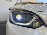 【LEDヘッドライト】悪天候や夜間走行時も良好な視界を確保し安心して運転できる高輝度LEDヘッドライトを装備!点灯速度が早く、消費電力も抑えられています。