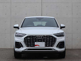 ●一目でAudiとわかる特徴的なシングルフレームグリル・LEDランプ。精悍なフロントマスクからAudiのスマートで上品なブランドを連想させてくれます。女性にも大変ご好評頂いております。