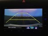 【バックカメラ】運転が苦手な方も車庫入れラクラクです!ギアをリバースに入れれば自動的に切り換わりますので、面倒な操作は不要です♪狭い駐車場もお車を傷つけず安心ですね!