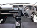 運転席周りのレイアウトをご覧ください。ナビゲーションが綺麗に装着されすっきり収まってますね!
