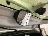 後方視角支援ミラー装備。テールゲートの内側に装着されているミラーにより、車両後方付近を見ることができます。