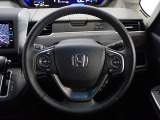 ハンドル左側にはオーディオ操作が出来るオーディオリモートコントロールスイッチ、右側にはHonda SENSINGとオートクルーズコントロールのスイッチを装備!