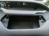 運転席前方に収納スペース USB充電ポート付き