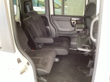 スライドリアシートです!リアシートは、スライドでき、リクライニングもできます!また、日差しを和らげるロールサンシェイドも付いています。また、リアシート座面を跳ね上げる事ができます。