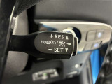 レーダークルーズコントロール(全車速追従機能付)付きです。車速に応じて追従支援してくれるので、ロングドライブも快適です。詳細は販売店スタッフまでおたずねください。