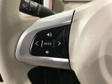 ステアリングスイッチ付きで、運転中に視線を前に向けたまま操作できます。
