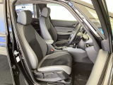 フロント広々、セパレートシートの運転席は、ハイトアジャスターが付いているので、快適にドライブができます。ハンドルはテレスコピック機能で、ハンドル位置を上・下・手前・奥に調節できます。