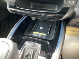 【ワイヤレス充電器】スマートフォンを置くだけで充電可能。ケーブルをつなぐ煩わしさがありません。