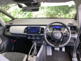 ご覧のように、視界が広く運転しやすいように設計されています。また、フルオートエアコンで快適です。