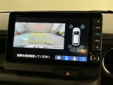 リバースギアに入れるだけで後方の表示へ切り替わります。夜間や雨の日の駐車も楽になりますよ。