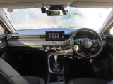 【インパネ周り】広々とした視界性の良い運転席です。ゆったりとした快適な乗り心地で運転できます。インテリアカラーはブラックを基調とし、シンプルで美しく整理されたインテリアデザインに仕立てました。