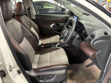 運転席の画像です。足元やシートまわりに余裕があり、リラックスした姿勢で運転が可能です。視界も良好で操作系へのアクセスもしやすく、快適で安心感のあるドライブをサポートします。