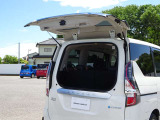 【ハーフバックドア】バックドアの約半分の開閉スペースがあれば荷物を出し入れすることができるのでとっても便利♪荷物がこぼれ落ちそうな場面でも上から取出せて安心!開閉に必要な力もハーフサイズです♪