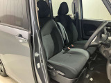 【運転席・助手席転席】運転席の足もともゆったりで長距離ドライブでも快適に★