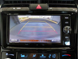 バックモニター付きで慣れない駐車場や車庫入れをサポートします。
