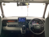 フロントガラスが大きく、ワイドな視界で運転もしやすくなるように設定されています。