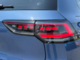 ダイナミックターンインジケーター付き3DのLEDテールランプ。ウィンカーの光が流れるように点滅、後続車からの視認性が高まり、万一の追突の危険性を軽減します。