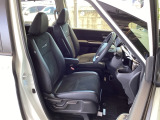 フロント広々、セパレートシートの運転席は、ハイトアジャスターが付いているので、快適にドライブができます。ハンドルはテレスコピック機能で、ハンドル位置を上・下・手前・奥に調節できます。