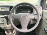 インテリアに合わせたデザインのステアリングは、運転される方のことも考え、運転しやすい形状、大きさです。是非一度、実際に触ってお確かめください。