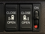 【両側パワースライドドア】両側がパワースライドドアになっており、運転席のスイッチやスマートキーでも開閉が可能です!開口部も広いので乗り降りも楽々♪