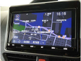 純正ナビを装備。タッチパネル式で使いやすく、お出かけもラクラクです。
