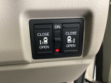 【両側パワースライドドア】です。リモコンや運転席のスイッチ操作で楽々自動開閉。