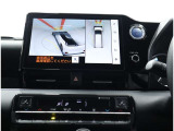 サイドクリアランスビュー表示中に、旋回時の運転操作に合わせて自動で車両を斜め後方から見たような映像を表示。