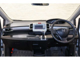 操作性に優れた運転席となります!小物入れや各ボタンの配置にこだわり、使いやすいです!座り心地もよく視認性も良好なのでロングドライブもお任せ下さい!
