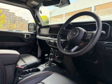 スッキリとまとめられた運転席周りで、運転を楽しくさせる内装
